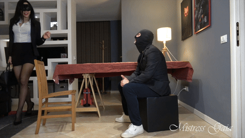 MISTRESS GAIA - SEGRETARIA SEDUCENTE: GAMBE, CONTROLLO E POTERE DEL FOOTJOB - HD