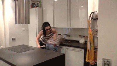 MISTRESS GAIA - KITCHEN CAPERS